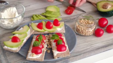 Pişirme Sağlıklı Veggie Sandviçler