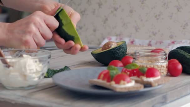 Cocinar sándwiches de verduras saludables — Vídeo de stock