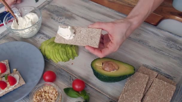 健康的な野菜のサンドイッチを調理 — ストック動画