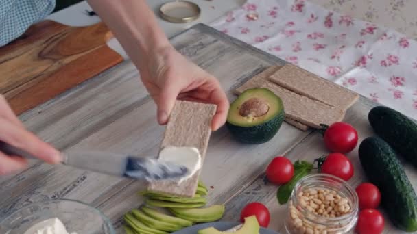 Приготовление здоровых овощных сэндвичей — стоковое видео