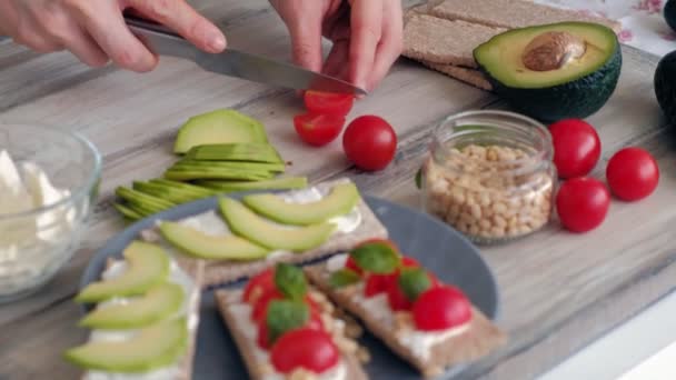 Cozinhar sanduíches vegetarianos saudáveis — Vídeo de Stock