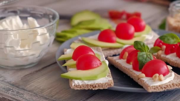 Cocinar sándwiches de verduras saludables — Vídeos de Stock