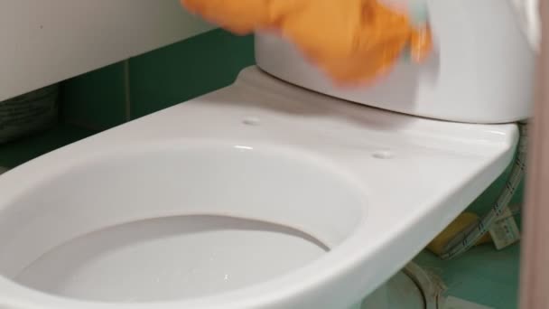Прибирання у ванній та туалеті — стокове відео