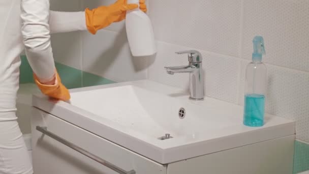 Прибирання у ванній та туалеті — стокове відео