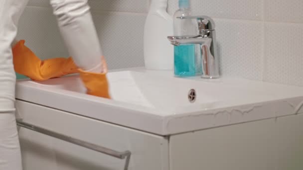 Badrum och toalett rengöring — Stockvideo
