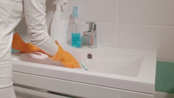 Уборка ванной и туалета — стоковое видео