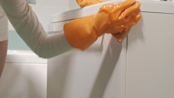 Badkamer en toilet schoonmaken — Stockvideo