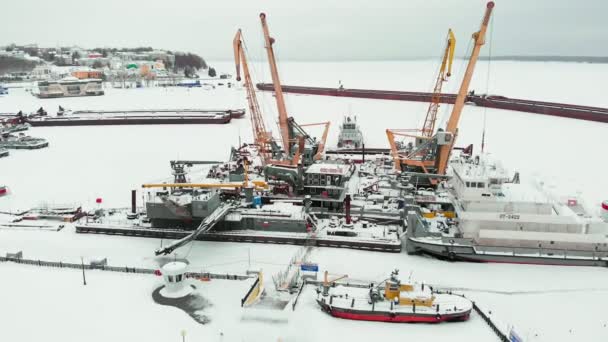 Puerto marítimo congelado, atraques de invierno de barcos, rodaje de helicópteros — Vídeo de stock