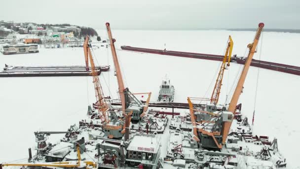 Porto marittimo ghiacciato, ormeggi invernali di navi, caccia all'elicottero — Video Stock