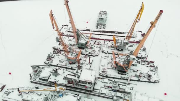 冻结海港, 冬季泊位的船舶, 直升机拍摄 — 图库视频影像