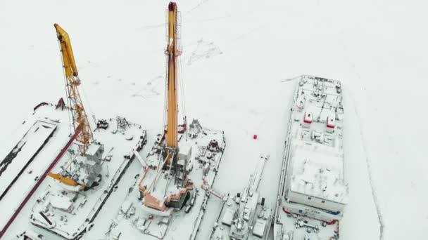 Gefrorener Seehafen, Winterliegeplätze von Schiffen, Hubschrauberabschuss — Stockvideo