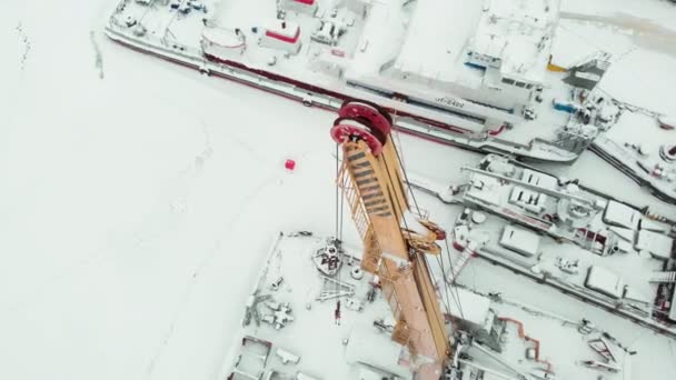 Fryst seaport, vintern båtplatser av fartyg, copter skjuta — Stockvideo