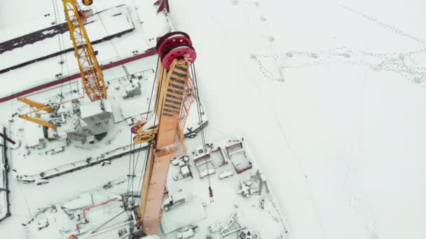 Porto congelado, berços de inverno de navios, tiro helicóptero — Vídeo de Stock