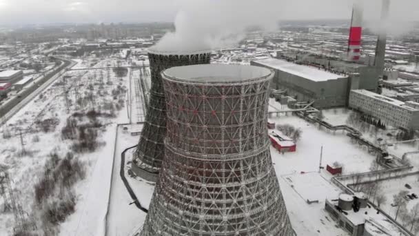 Centrale elettrica di calore in inverno. Vista aerea. Vista dall'alto, ripresa dall'elicottero — Video Stock