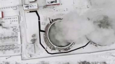 Kışın ısı elektrik istasyonu. Havadan görünümü. Üstten görünüm, helikopter çekimi