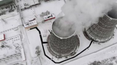 Kışın ısı elektrik istasyonu. Havadan görünümü. Üstten görünüm, helikopter çekimi