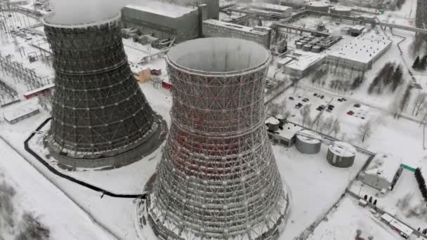 Statie electrica termica iarna. Vedere aeriană. Vedere de sus, tragere copter — Videoclip de stoc