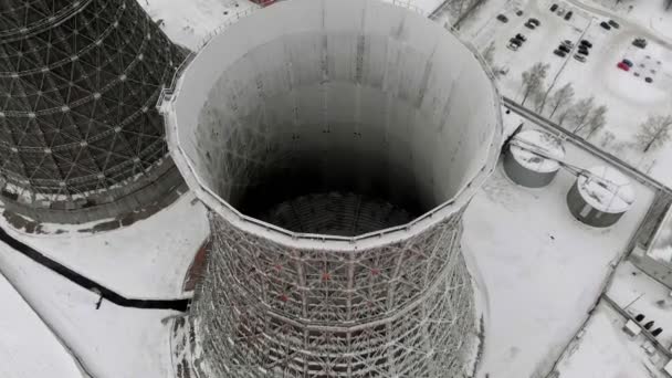 Теплова електростанція взимку. Вид з повітря. Вид зверху, стріляти з копіювального апарату — стокове відео