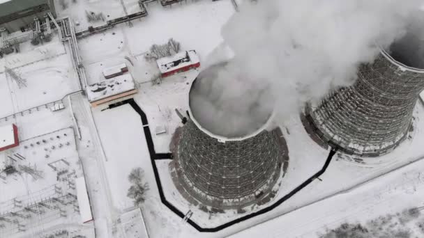 Kışın ısı elektrik istasyonu. Havadan görünümü. Üstten görünüm, helikopter çekimi — Stok video