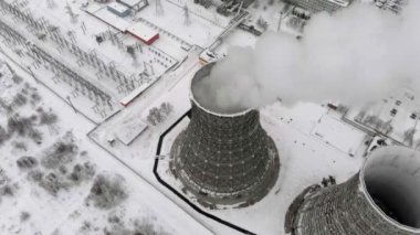 Kışın ısı elektrik istasyonu. Havadan görünümü. Üstten görünüm, helikopter çekimi