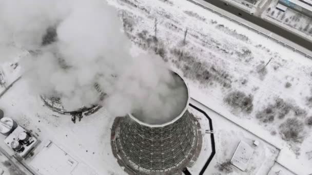 Тепловая электростанция зимой. Вид с воздуха. Вид сверху, коптер — стоковое видео