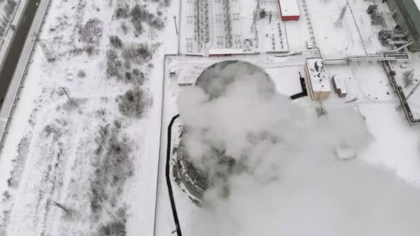 Estación eléctrica de calor en invierno. Vista aérea. Vista superior, disparo de helicóptero — Vídeos de Stock