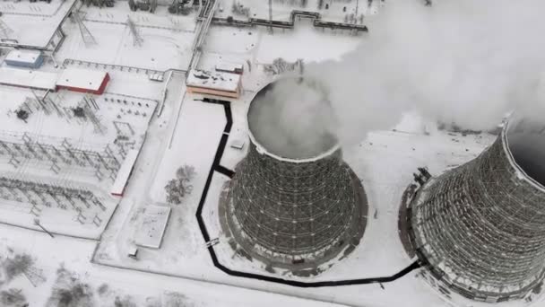 Estación eléctrica de calor en invierno. Vista aérea. Vista superior, disparo de helicóptero — Vídeos de Stock