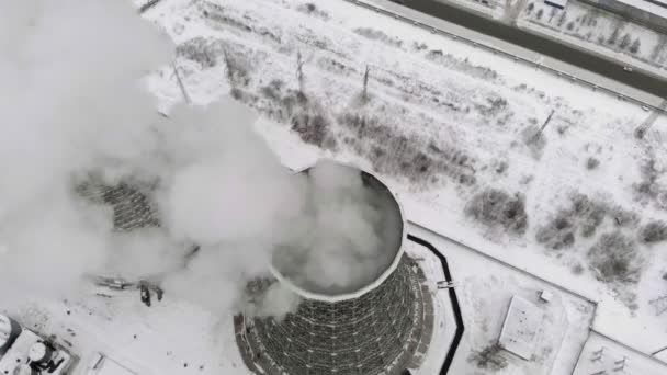 Тепловая электростанция зимой. Вид с воздуха. Вид сверху, коптер — стоковое видео