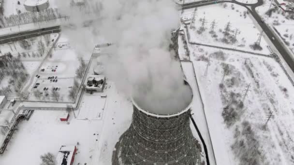 Estación eléctrica de calor en invierno. Vista aérea. Vista superior, disparo de helicóptero — Vídeos de Stock