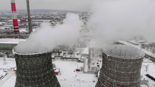 Estación eléctrica de calor en invierno. Vista aérea. Vista superior, disparo de helicóptero — Vídeos de Stock