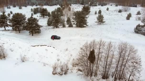 Översta Flygfoto över en frusen flod bland snön. Aerial vinterlandskap. Copter skjuta — Stockvideo