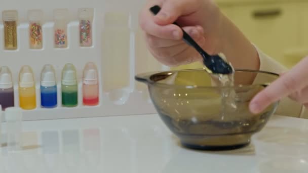 Proces tworzenia śluzu w domu — Wideo stockowe
