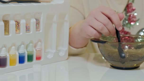 El proceso de fabricación de limo en casa — Vídeos de Stock