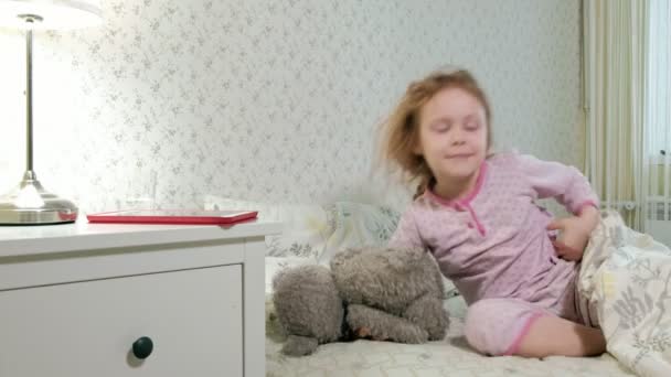 Bambina a letto a giocare su tablet — Video Stock