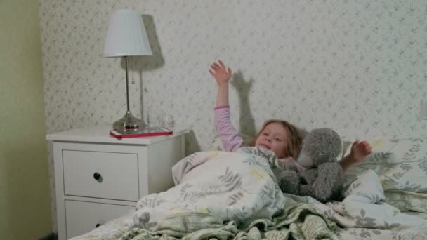 タブレットで遊んでベッドで小さな女の子 — ストック動画