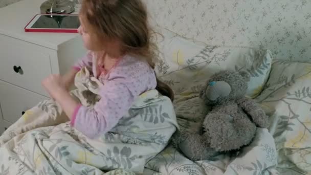 Bambina a letto a giocare su tablet — Video Stock