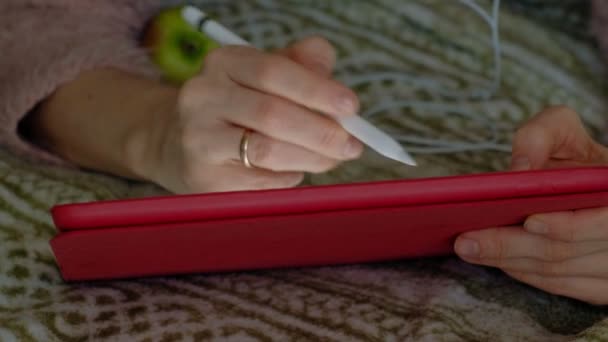 Glücklich Mädchen Musik hört und zeichnet mit einem Stift mit einem Tablet im Schlafzimmer zu Hause. Web-Surfen, Fernarbeit, Freiberufler — Stockvideo