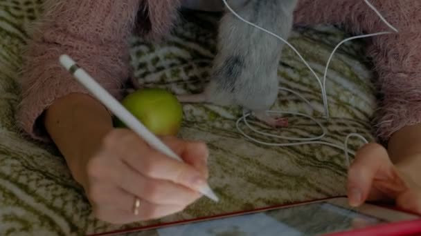 Menina Feliz Ouve Música Desenha Com Estilete Usando Tablet Quarto — Vídeo de Stock