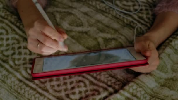 Mutlu kız müzik ve evde yatak odasında bir tablet kullanarak ekran kalemi ile çizer. Web sörf, mesafe çalışma anlayışı, serbest meslek — Stok video
