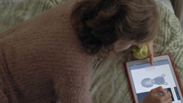 Menina feliz ouvir música e desenha com um estilete usando um tablet no quarto em casa. Web surf, concepção de trabalho à distância, freelancer — Vídeo de Stock