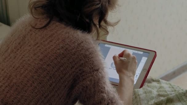 Glücklich Mädchen Musik hört und zeichnet mit einem Stift mit einem Tablet im Schlafzimmer zu Hause. Web-Surfen, Fernarbeit, Freiberufler — Stockvideo