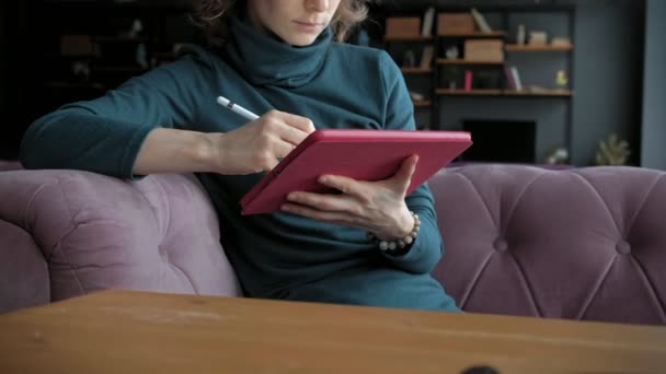 Attraente giovane donna con tablet in caffè, concetto freelance — Video Stock