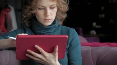 Tablet kafe, freelancer kavramı ile çekici genç kadın