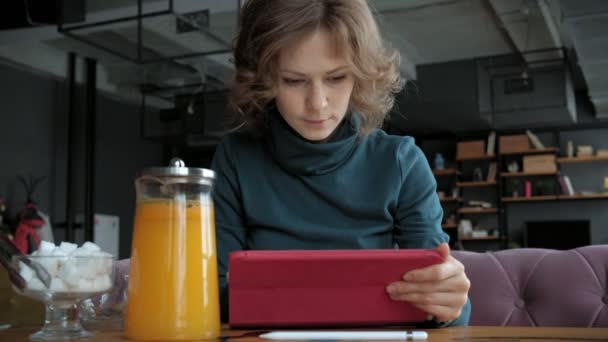 Atractiva joven con tableta en la cafetería, concepto freelancer — Vídeos de Stock