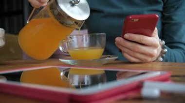 Tablet kafe, freelancer kavramı ile çekici genç kadın