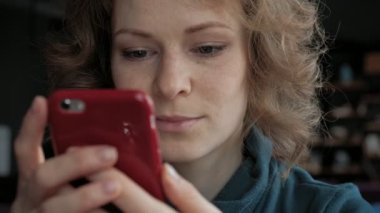 Tablet kafe, freelancer kavramı ile çekici genç kadın