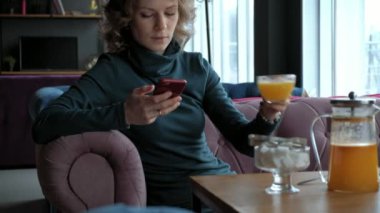 Tablet kafe, freelancer kavramı ile çekici genç kadın