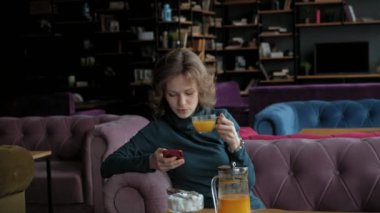 Tablet kafe, freelancer kavramı ile çekici genç kadın