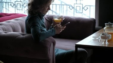 Tablet kafe, freelancer kavramı ile çekici genç kadın