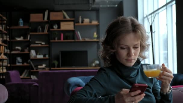Attraktiv ung kvinna med surfplatta i café, freelancer koncept — Stockvideo